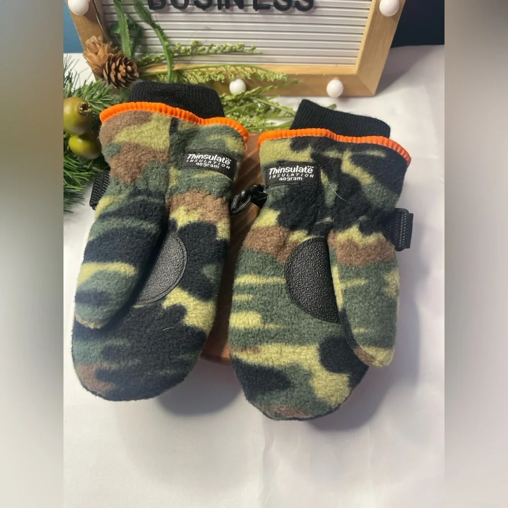 Keep little hands warm all winter long with these OshKosh B’gosh kids’ fleece